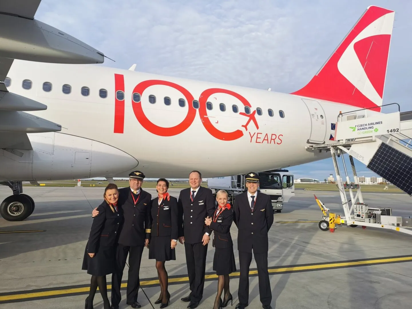 Tripulantes en avion especial 100 años